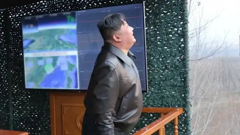 Kuzey Kore’nin hipersonik savaş başlığı taşıyan yeni balistik füzesi başarıyla denendi