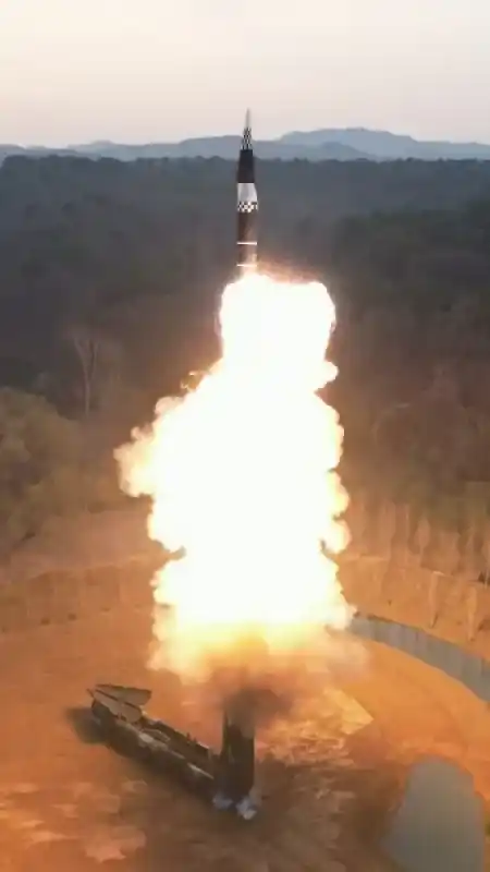 Kuzey Kore’nin hipersonik savaş başlığı taşıyan yeni balistik füzesi başarıyla denendi