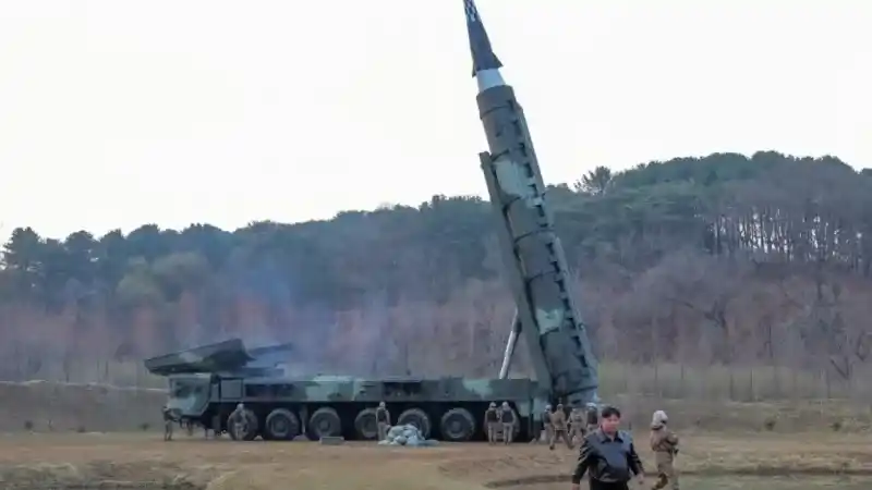 Kuzey Kore’nin hipersonik savaş başlığı taşıyan yeni balistik füzesi başarıyla denendi