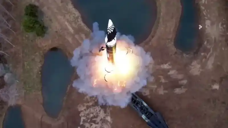 Kuzey Kore’nin hipersonik savaş başlığı taşıyan yeni balistik füzesi başarıyla denendi