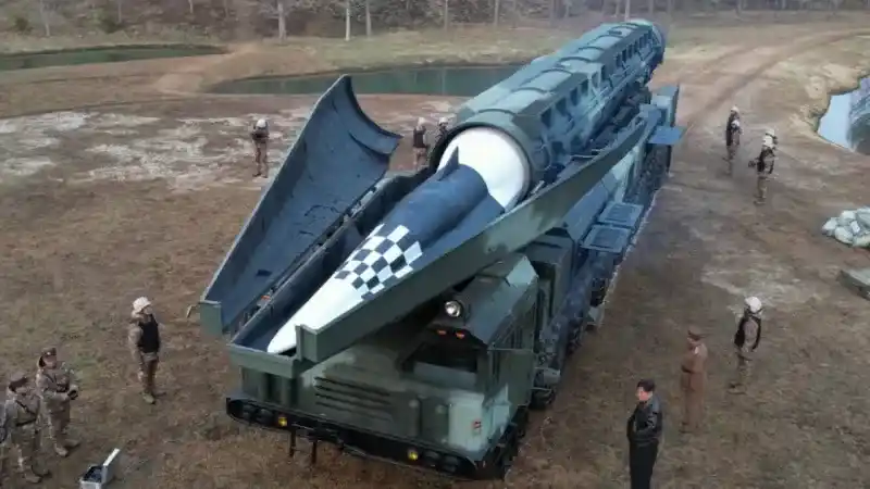 Kuzey Kore’nin hipersonik savaş başlığı taşıyan yeni balistik füzesi başarıyla denendi