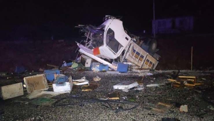 Arı yüklü kamyonla otomobil çarpıştı: 4 ölü, 3 yaralı