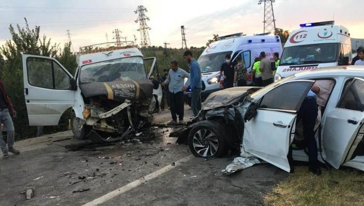 Tarım işçilerini taşıyan minibüsle otomobil çarpıştı: 20 yaralı