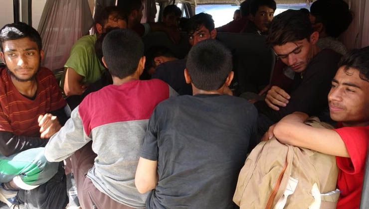 Dur ihbarına uymadılar! 10 kişilik minibüste 20 düzensiz göçmen yakalandı