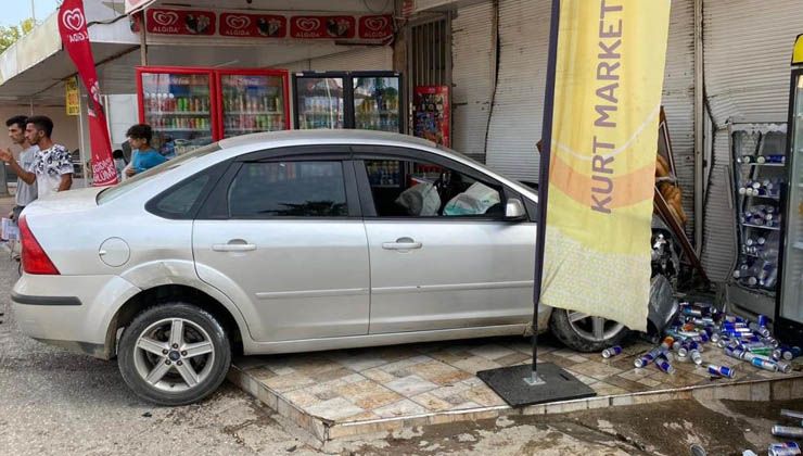 Antalya’da kaza yapan otomobil markete daldı