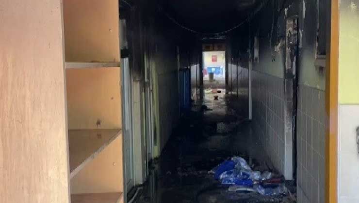 İzmir’de kaçmak isteyen göçmenler, kaldıkları odayı ateşe verdi