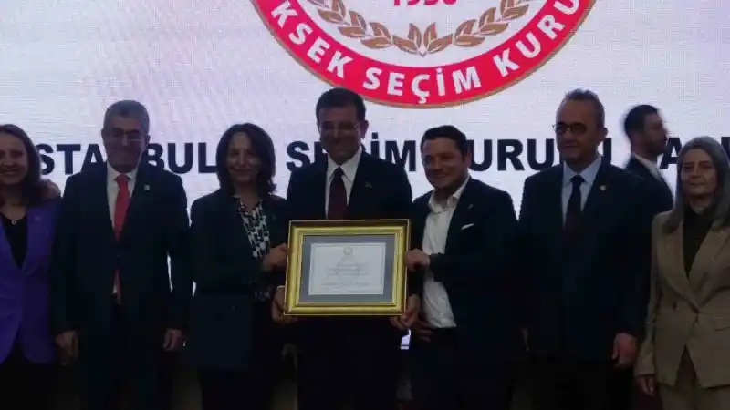 İstanbul Büyükşehir Belediye Başkanı Ekrem İmamoğlu mazbatasını aldı