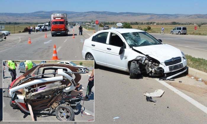 Afyonkarahisar’da mopet ile otomobil çarpıştı: 1 ölü, 2 yaralı