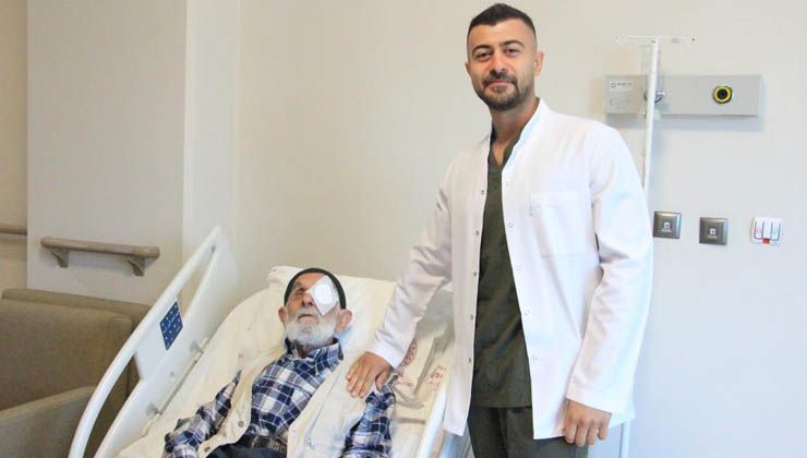 Gençliğinden beri sağ gözü görmüyordu.. 100 yaşında görmeye başladı