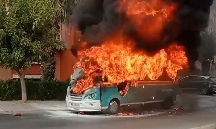 İzmir’de alev alan yolcu minibüsü cayır cayır yandı