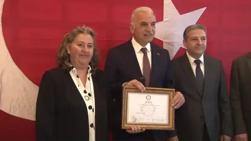 Ümraniye Belediye Başkanı İsmet Yıldırım mazbatasını aldı