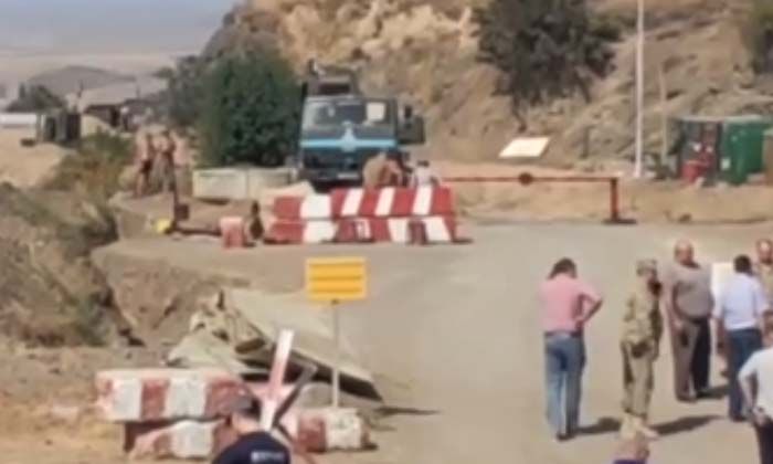 Laçın koridorunda Rus barış güçlerinin kontrol noktaları kaldırılıyor