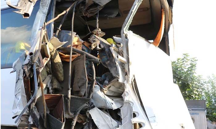 Alanya’da tur otobüsü yolcu indiren servise çarptı