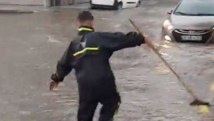 İzmir’i yaz yağmuru vurdu! Cadde ve sokaklar göle döndü…