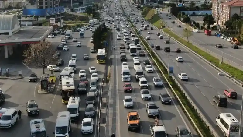 İstanbul’da bayram yoğunluğu: Trafikte uzun kuyruklar oluştu
