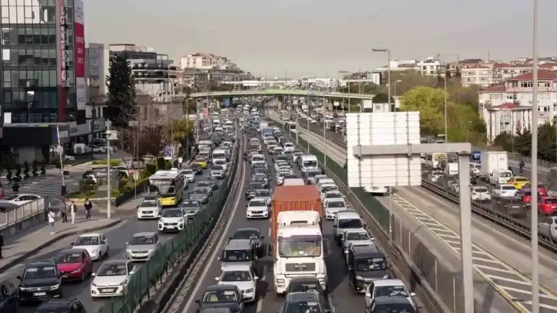 İstanbul’da bayram yoğunluğu: Trafikte uzun kuyruklar oluştu