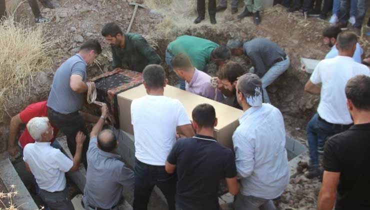 Kocası tarafından anne ve 3 kızı vahşice katledilmişti, yan yana defnedildiler