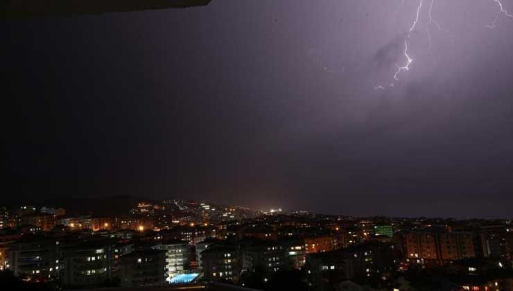 Marmara Denizi’ni şimşekler aydınlattı! Güzel görüntüler oluştu…