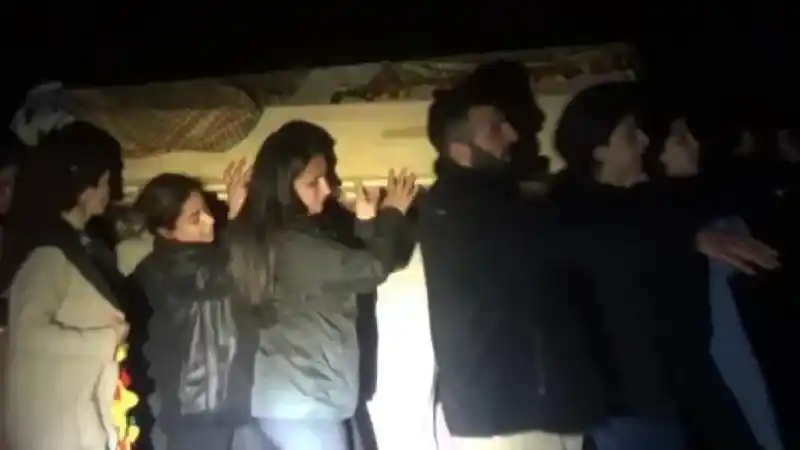 DEM’li milletvekili terörist cenazesi taşıdı