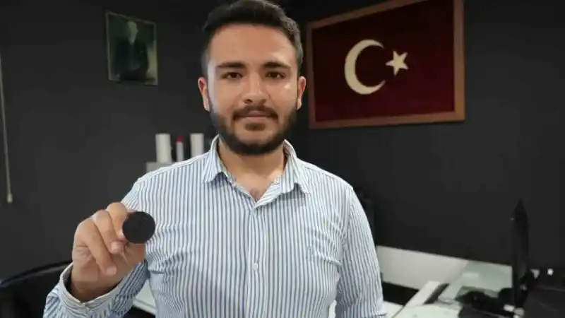 Türkiye’nin en genç muhtarı mührü babasından alarak göreve başladı