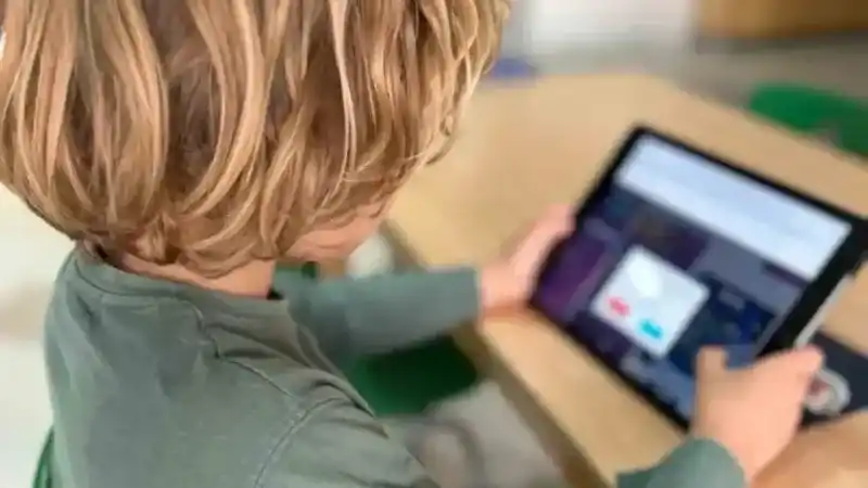 İki yaşında tablet kullanan çocuk, 10 yıl masa başında çalışan gibi fıtık olabilir