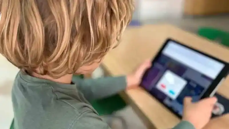 İki yaşında tablet kullanan çocuk, 10 yıl masa başında çalışan gibi fıtık olabilir