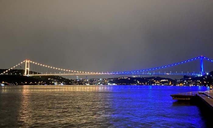 FSM Köprüsü Ukrayna bayrağının renkleriyle ışıklandırıldı