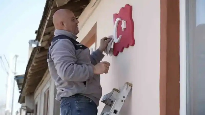 Boyacı muhtar adayı evleri boyama vaadiyle zafer kazandı