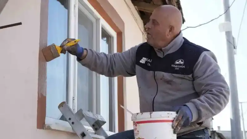 Boyacı muhtar adayı evleri boyama vaadiyle zafer kazandı