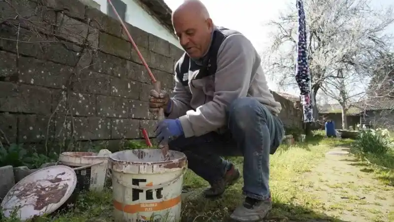Boyacı muhtar adayı evleri boyama vaadiyle zafer kazandı