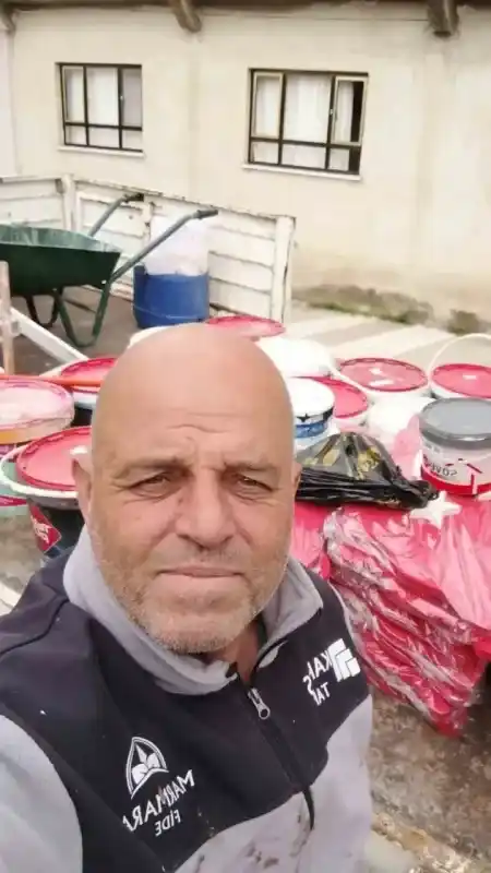 Boyacı muhtar adayı evleri boyama vaadiyle zafer kazandı