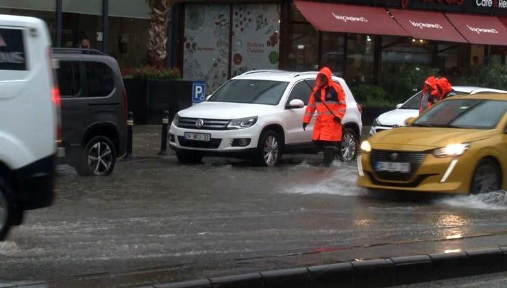 Maltepe’de cadde ve sokaklar yağmur nedeniyle göle döndü