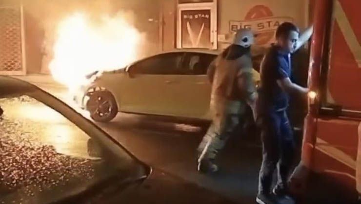 Fatih’te park halindeki otomobil alev alev yandı