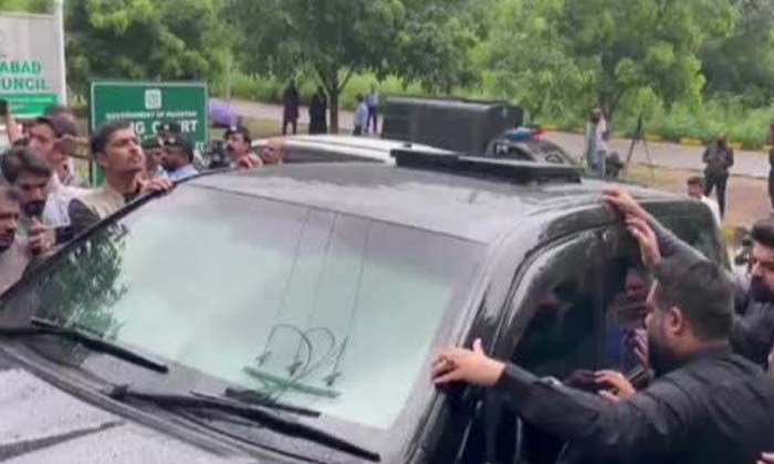 Pakistan’ın eski Başbakanı Khan, kefaletle serbest kaldı