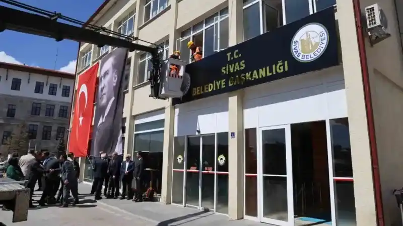 BBP’li başkanın ilk icraatı tabelaya T.C. yazmak oldu