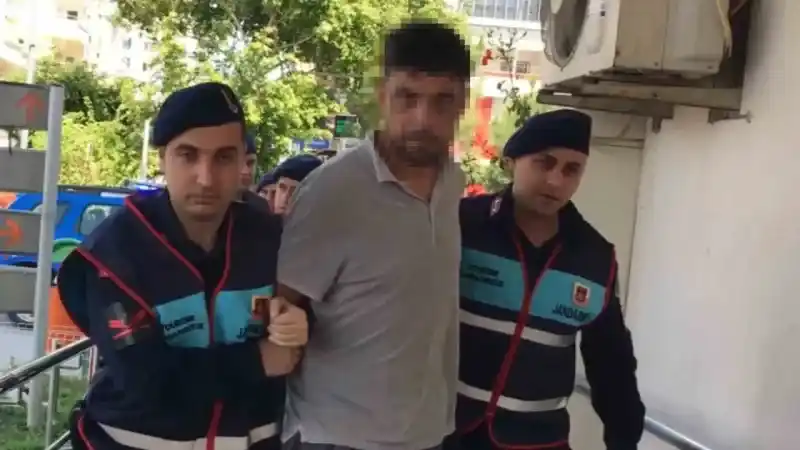 Aileyi katleden cani, gasp ettiği bilezikle borç ödemiş