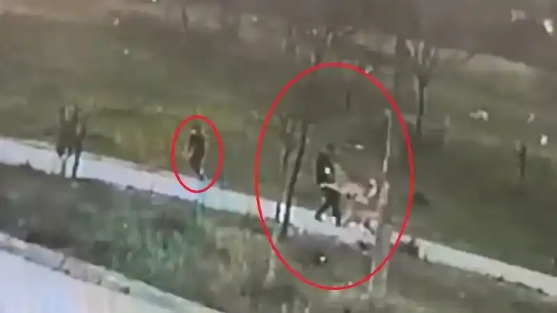  Bursa’da başıboş köpek dehşeti kamerada...Oğlu için kendini feda etti ölümden döndü