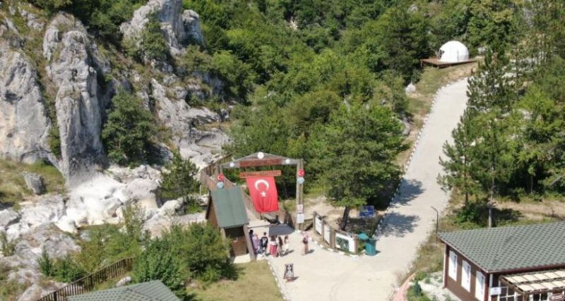Sel sebebiyle sahiller boş kaldı, vatandaşlar soluğu kanyonlarda aldı