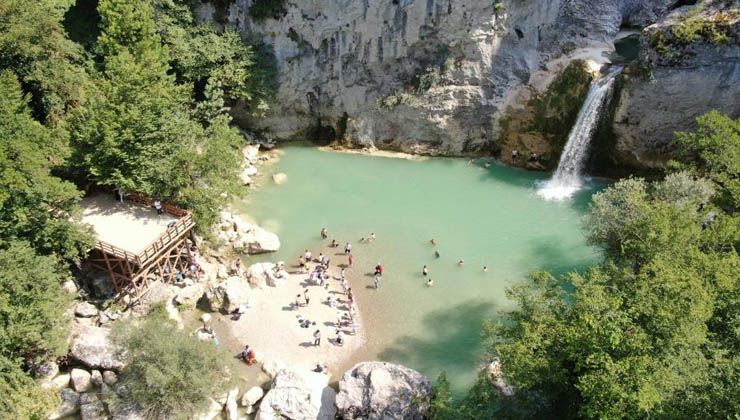 Sel sebebiyle sahiller boş kaldı, vatandaşlar soluğu kanyonlarda aldı