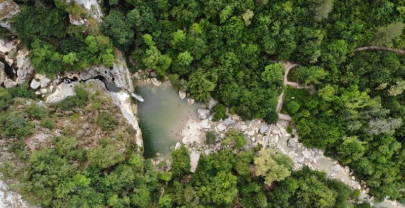 Sel sebebiyle sahiller boş kaldı, vatandaşlar soluğu kanyonlarda aldı