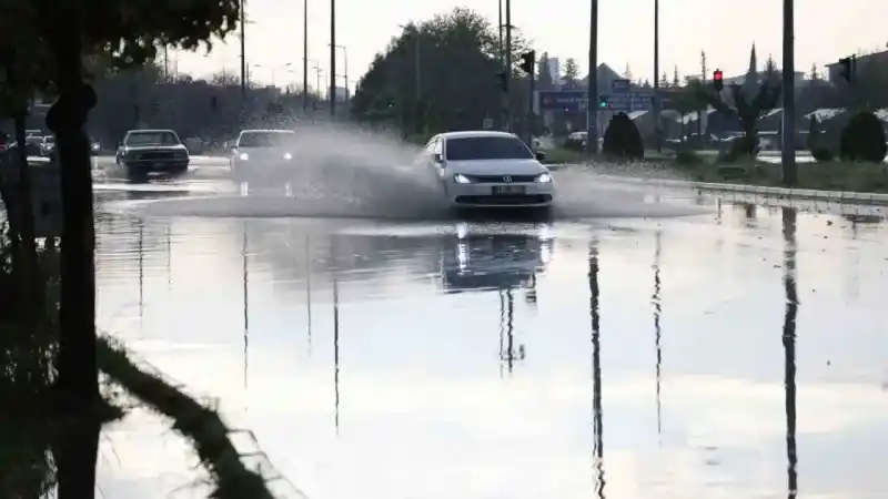 Fındık büyüklüğünde dolu yağdı, vatandaş aracının üzerini kilimle kapattı