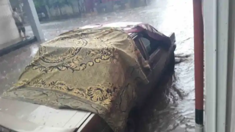 Fındık büyüklüğünde dolu yağdı, vatandaş aracının üzerini kilimle kapattı