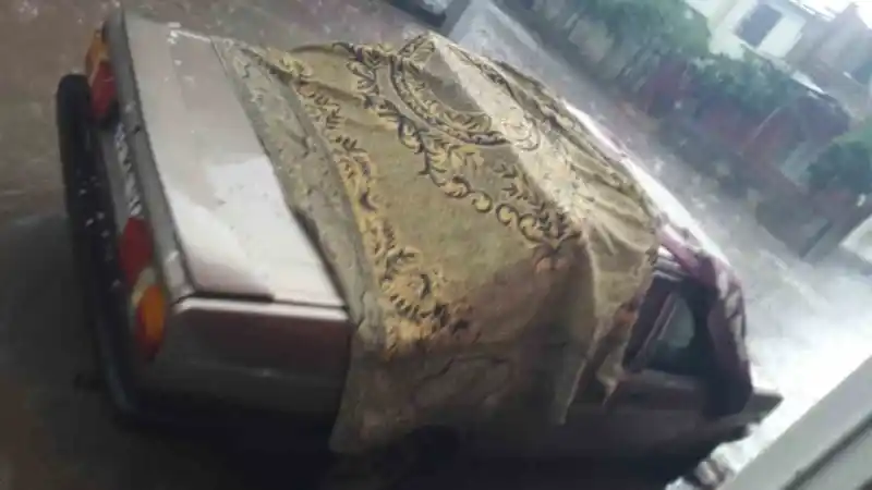 Fındık büyüklüğünde dolu yağdı, vatandaş aracının üzerini kilimle kapattı