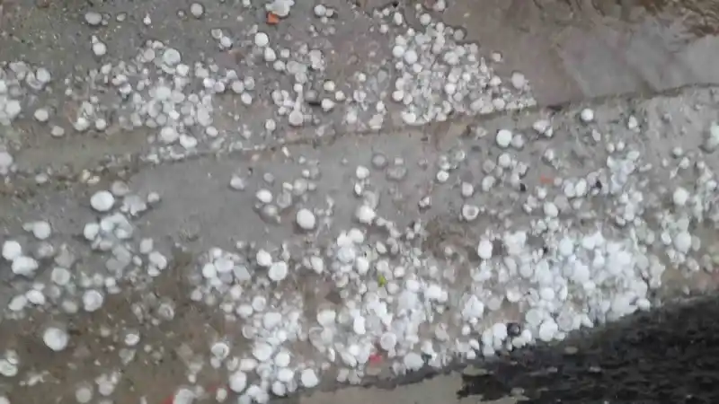 Fındık büyüklüğünde dolu yağdı, vatandaş aracının üzerini kilimle kapattı