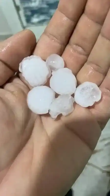 Fındık büyüklüğünde dolu yağdı, vatandaş aracının üzerini kilimle kapattı