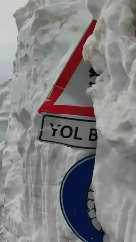 Ardahan’da kar, insan boyunu aştı