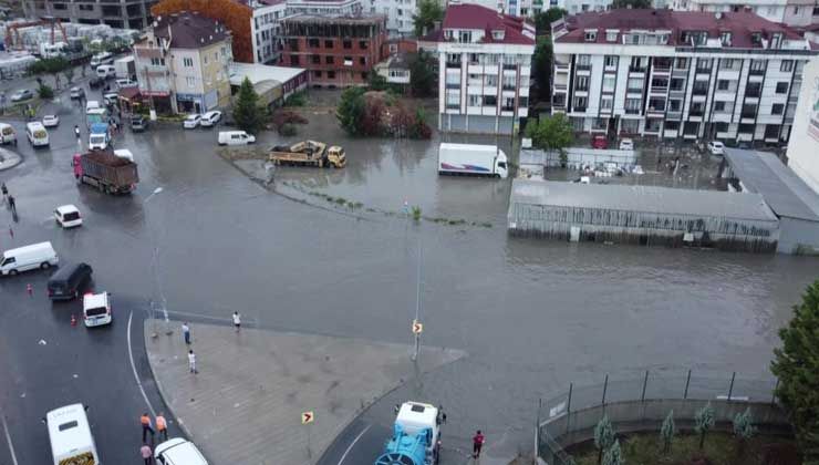 Esenyurt’ta etkili olan sağanak hayatı felç etti