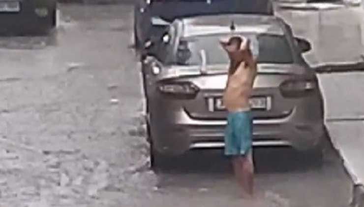 Yer: İzmir! Sağanak yağmur altında şampuanla duş aldı