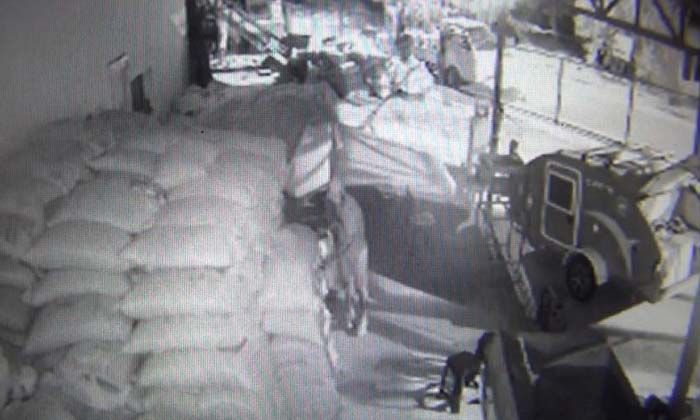 Hırsızlar 5 dakikada 20 bin liralık harnup çaldı