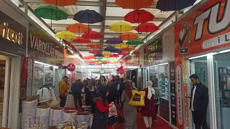 Deprem bölgesi Malatya’da konteyner çarşılarda yoğunluk yaşanıyor